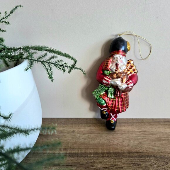 Scottish dancing Santa playing bagpipe Christmas tree ornament - Picture 2 of 7